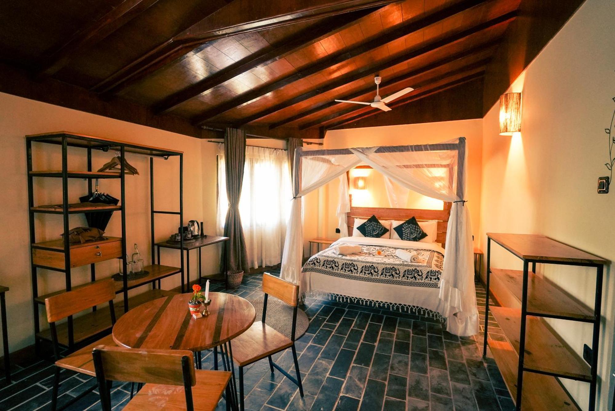 Sapana Village Lodge Sauraha Esterno foto