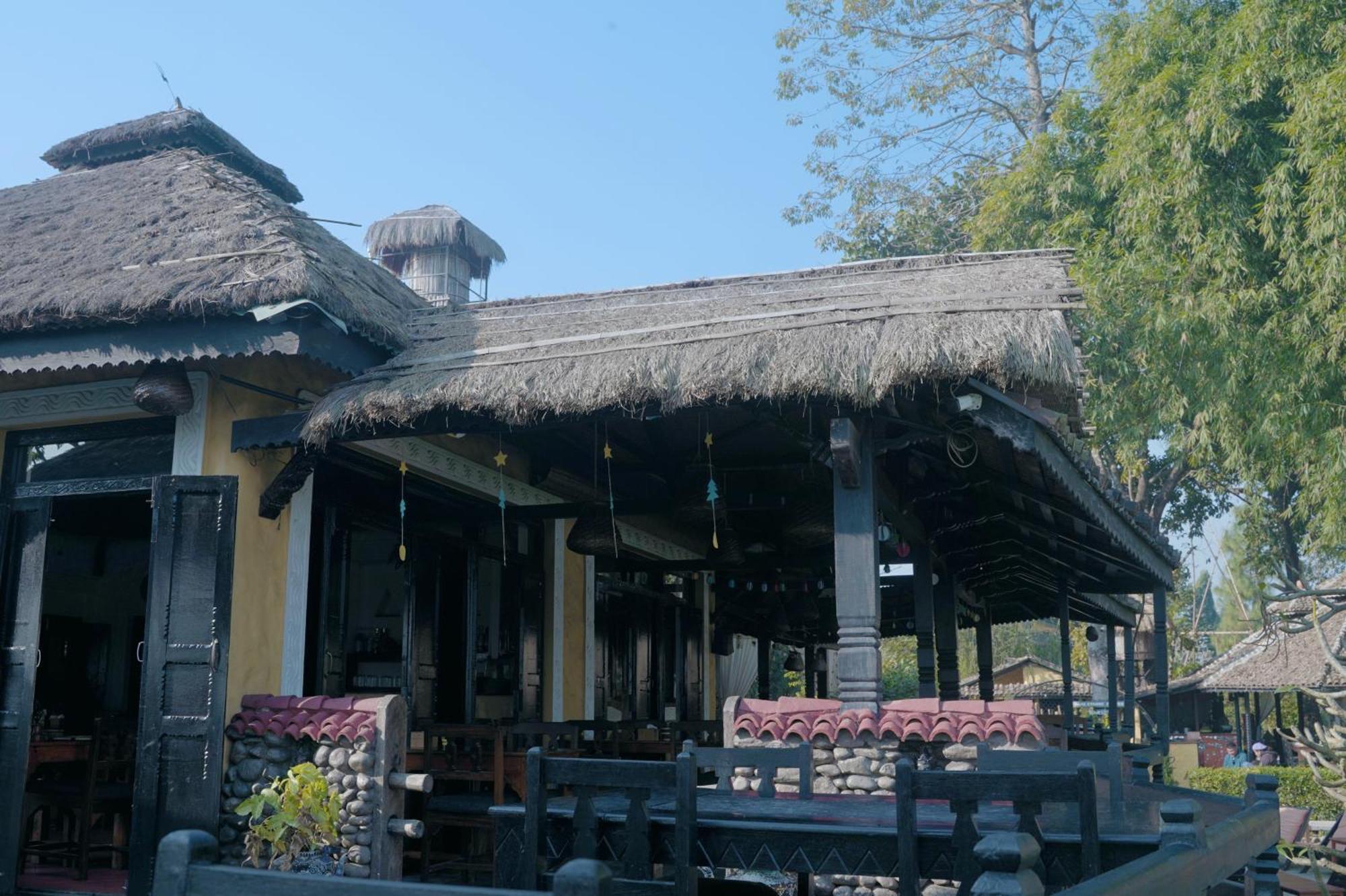 Sapana Village Lodge Sauraha Esterno foto