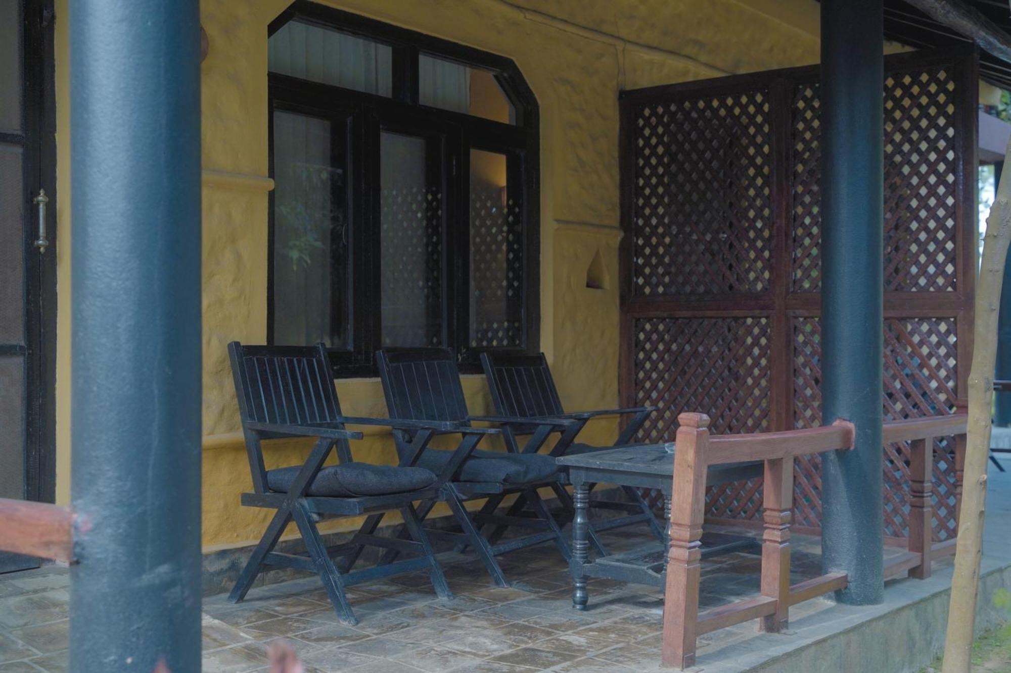 Sapana Village Lodge Sauraha Esterno foto