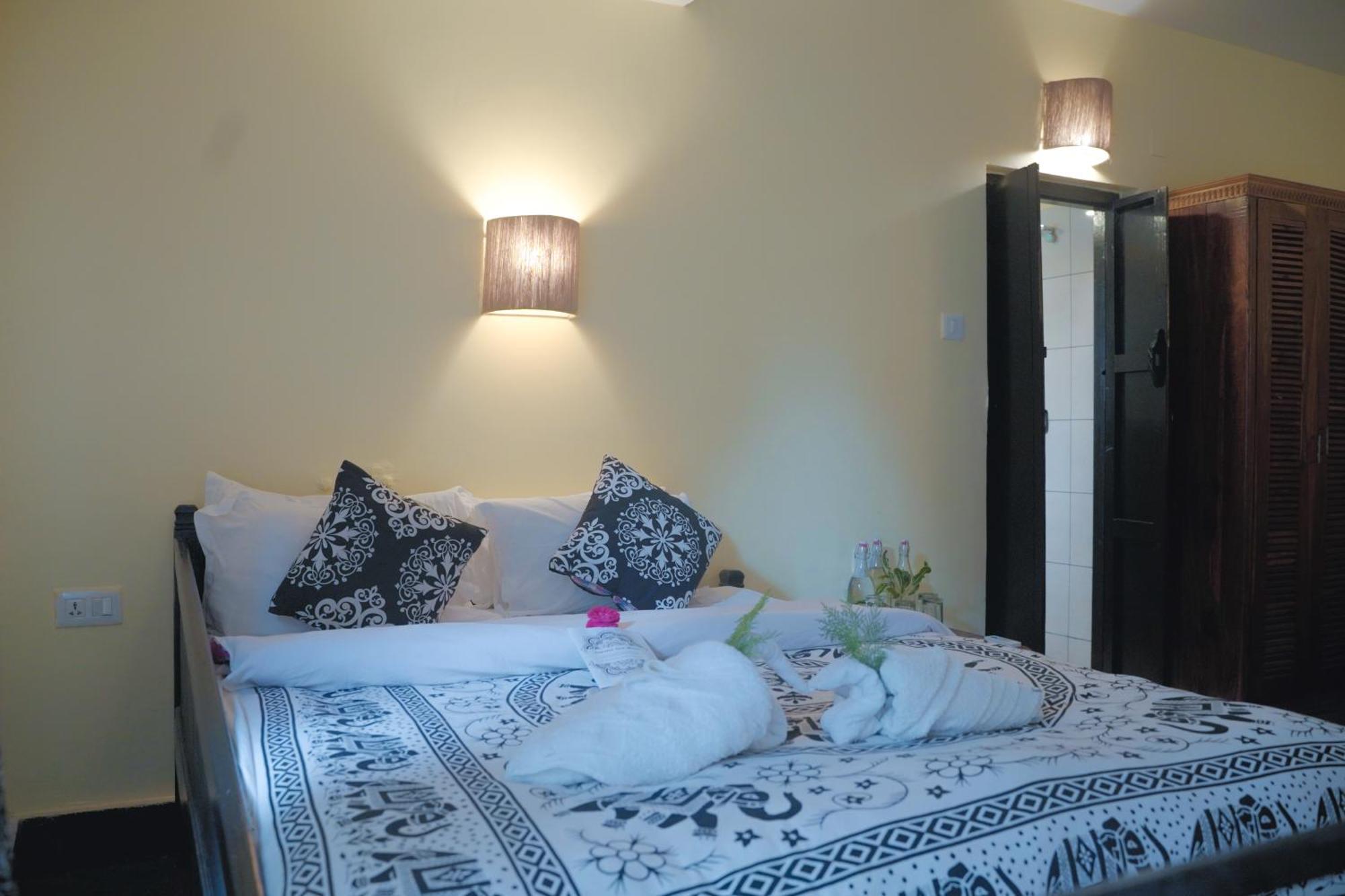 Sapana Village Lodge Sauraha Esterno foto
