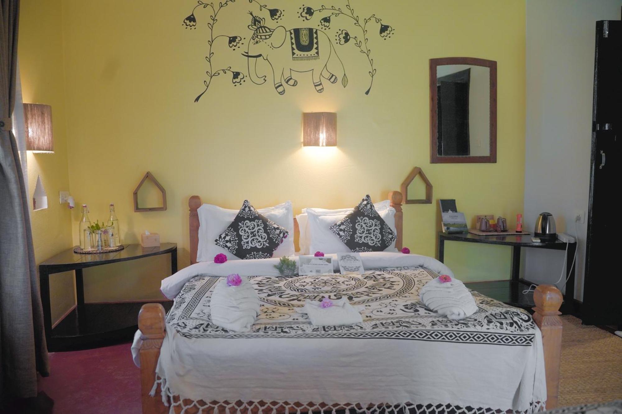Sapana Village Lodge Sauraha Esterno foto