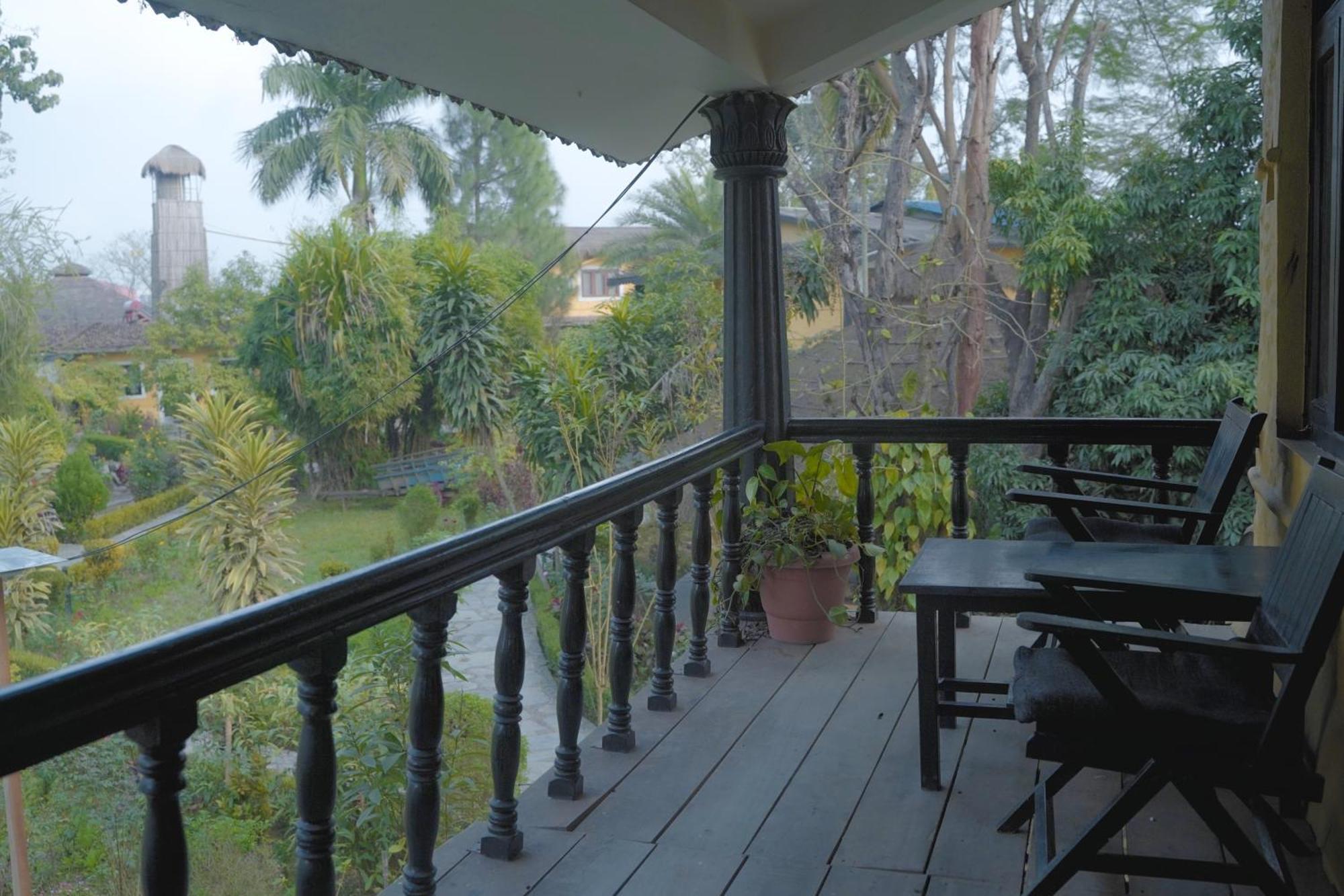 Sapana Village Lodge Sauraha Esterno foto