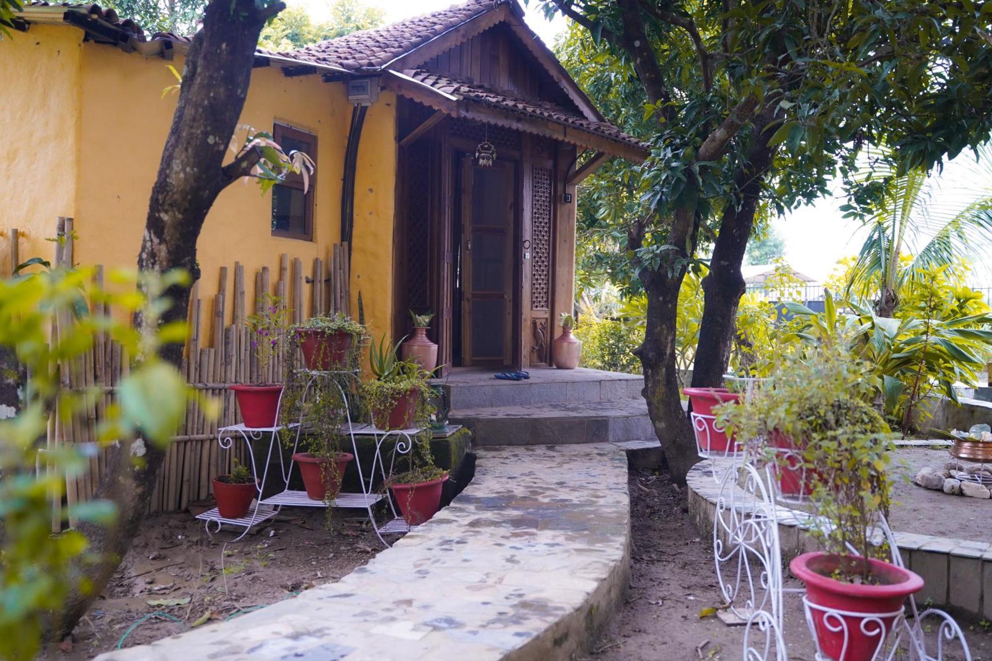 Sapana Village Lodge Sauraha Esterno foto
