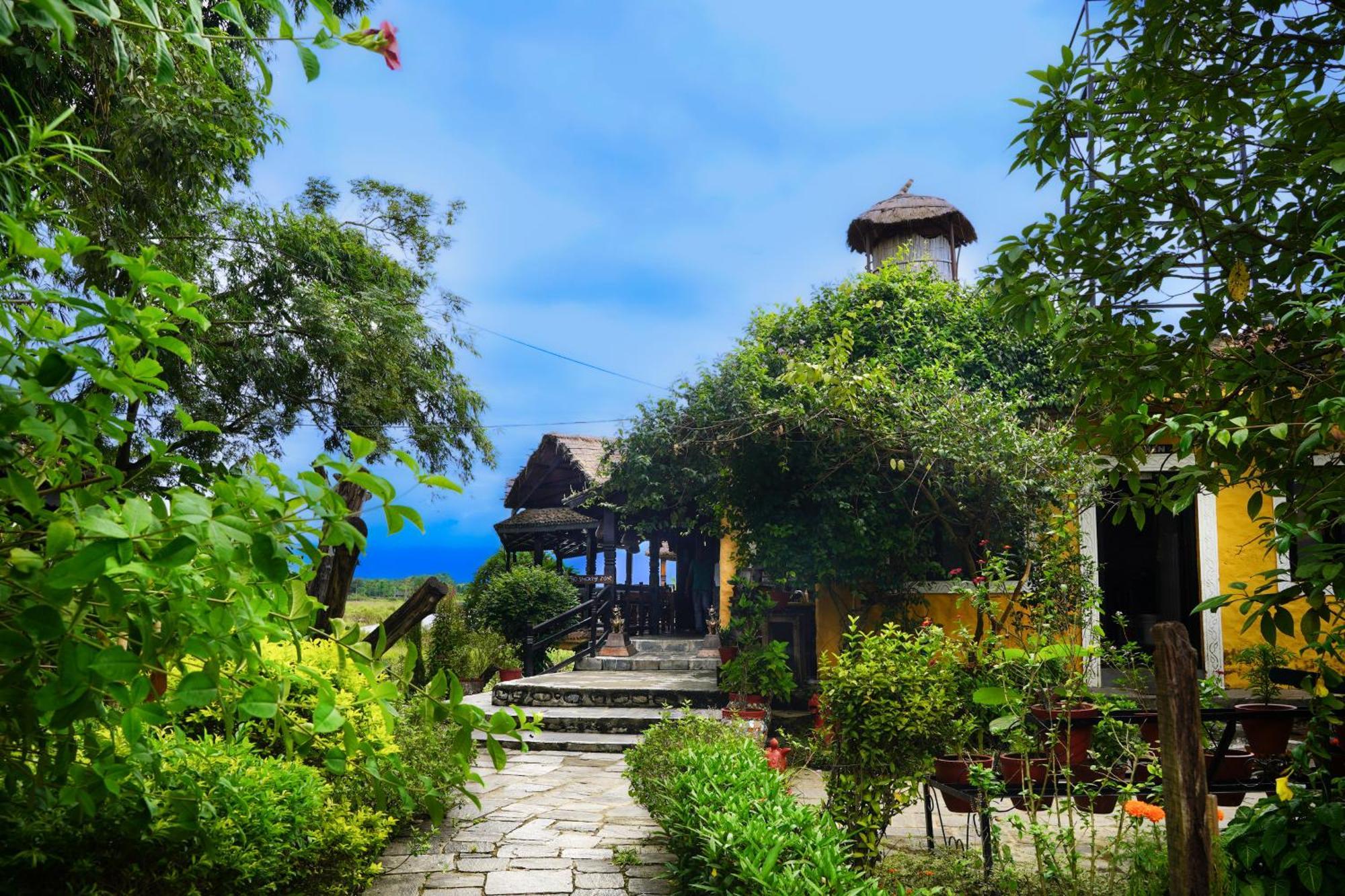 Sapana Village Lodge Sauraha Esterno foto