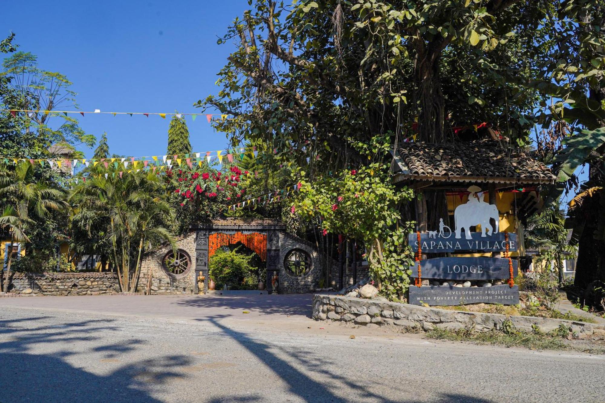 Sapana Village Lodge Sauraha Esterno foto