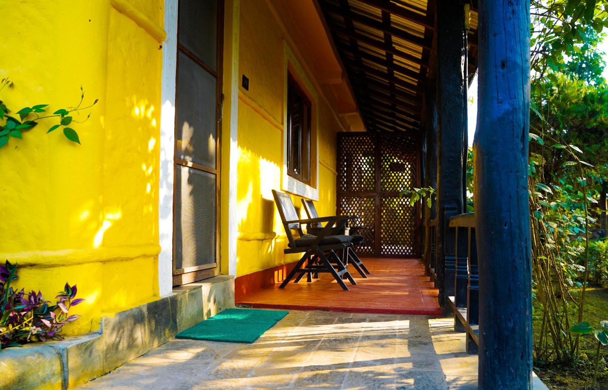 Sapana Village Lodge Sauraha Esterno foto