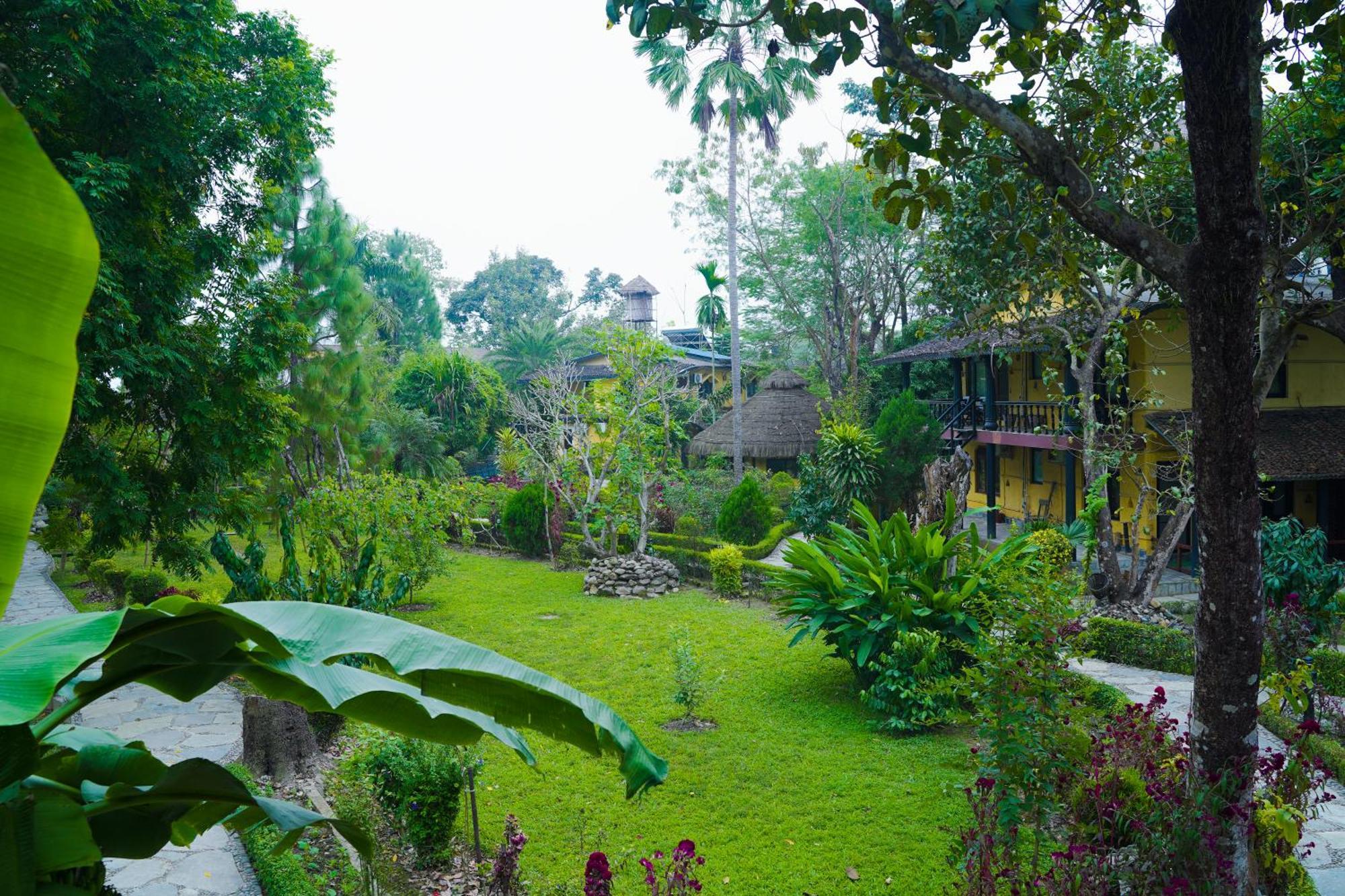 Sapana Village Lodge Sauraha Esterno foto