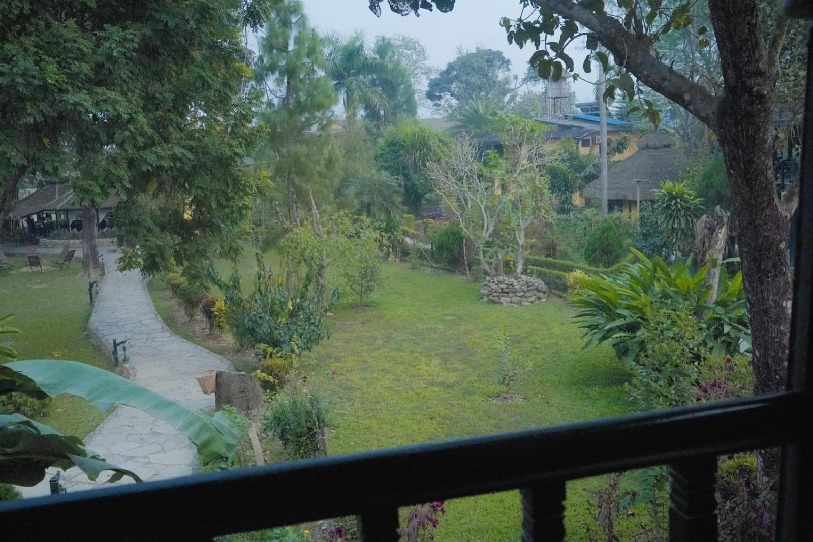 Sapana Village Lodge Sauraha Esterno foto