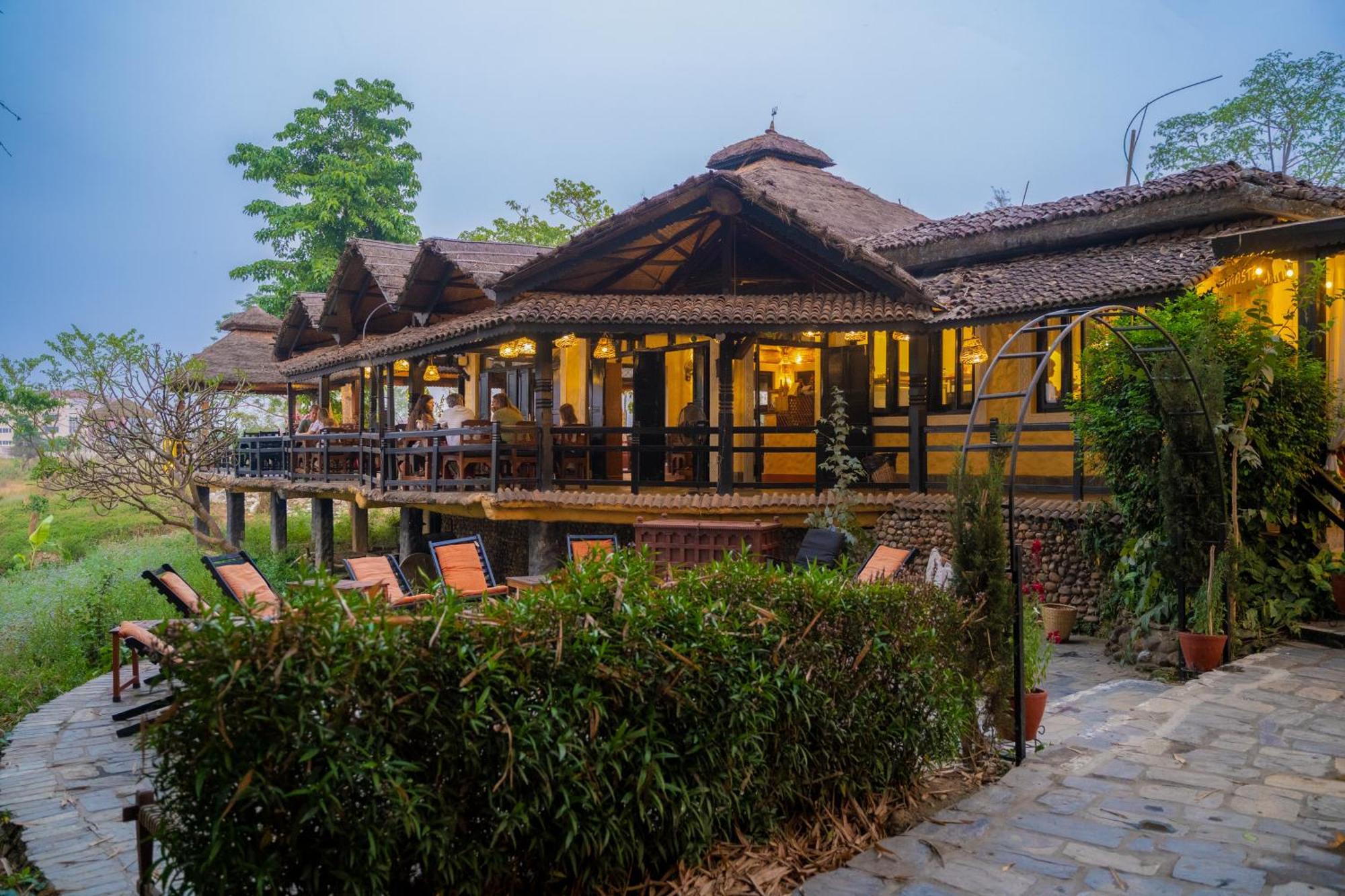 Sapana Village Lodge Sauraha Esterno foto